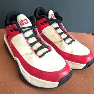 Nike Air Jordan max aura 3 Sneakers color white /very berry black size 3.5 Youth